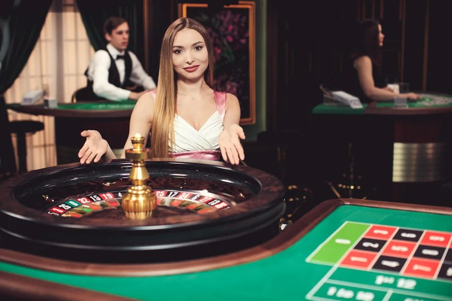 Suasana meja kasino live untuk sesi permainan mobile FATCAI99